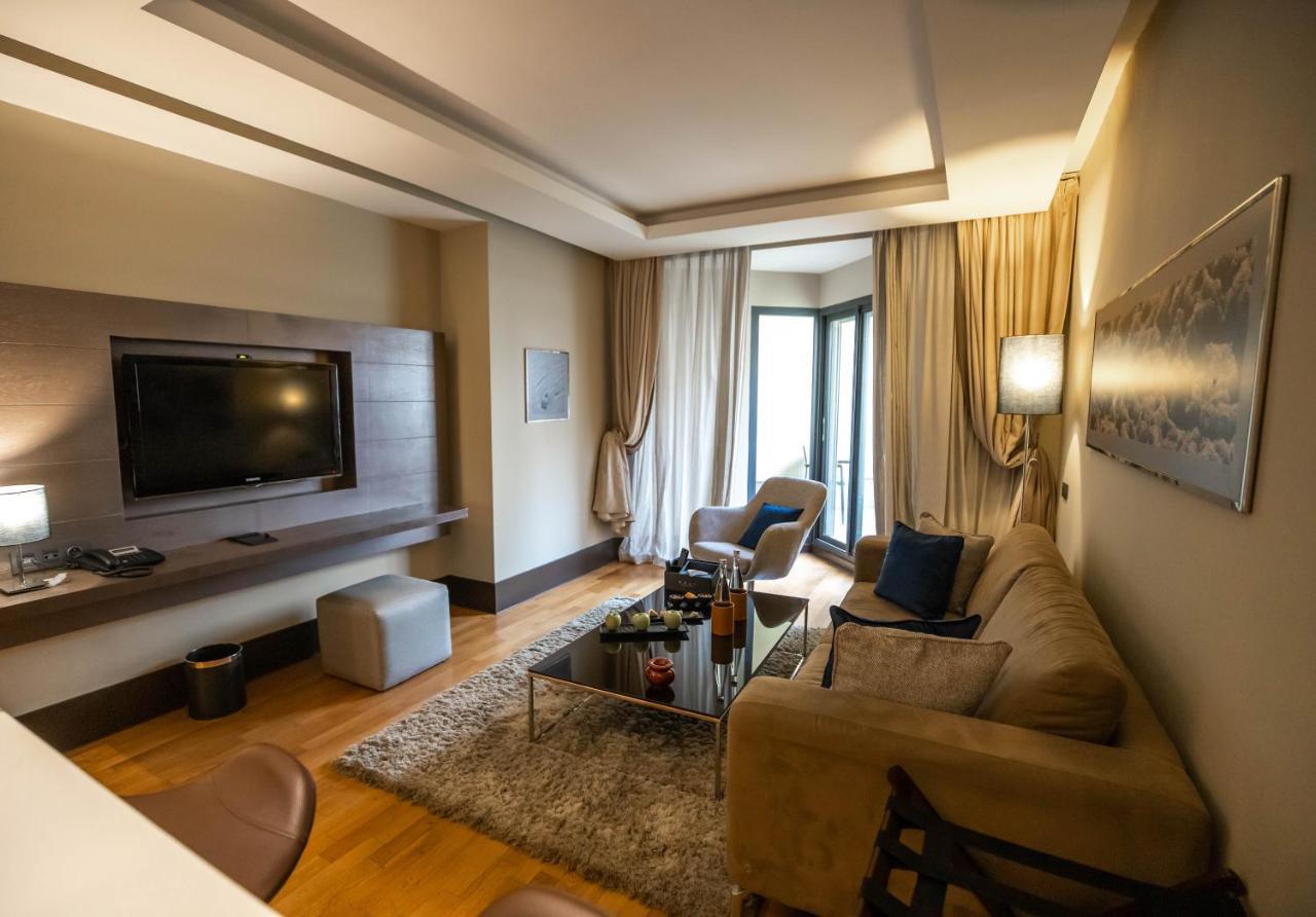 Gray Boutique Hotel Casablanca Exterior foto A living room in a hotel suite